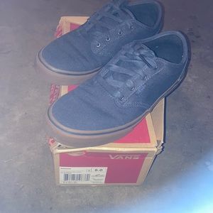 Unisex “Atwood” navy/gum youth size 6 vans..